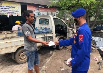Personel Ditpolairud Polda Banten Bagikan Masker dan Berikan Himbauan Prokes di Pelabuhan Rakyat Suralaya
