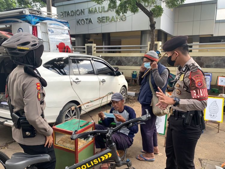 Personel Ditsamapta Polda Banten Patroli Sepeda di Kota Serang