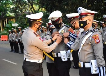 Pimpin Apel Pagi, Dirlantas Polda Banten Sematkan Wing Lalu Lintas Kepada Personel Baru