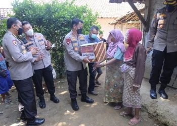 Polda Banten Bagikan Bantuan untuk Warga Terdampak Gempa