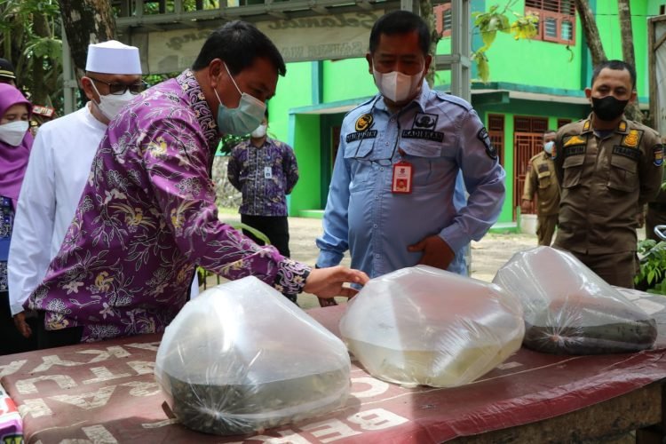 Ponpes di Kabupaten Tangerang Diberi Bantuan Bibit Ikan dan Makanan Olahan