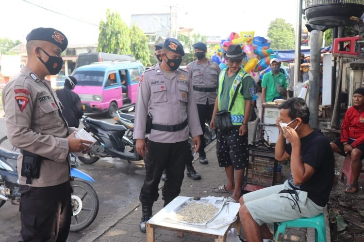 Satbrimob Polda Banten Peduli, Melawan Pandemi Dengan Bagi-Bagi Masker Gratis