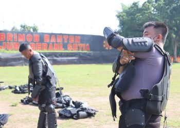 Siap Amankan Aksi Unjuk Rasa, Satbrimob Polda Banten Melaksanakan Pengecekan Peralatan