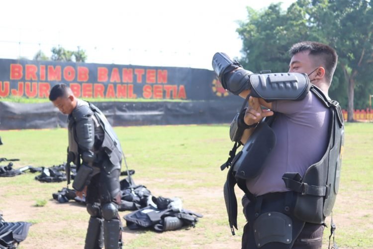 Siap Amankan Aksi Unjuk Rasa, Satbrimob Polda Banten Melaksanakan Pengecekan Peralatan