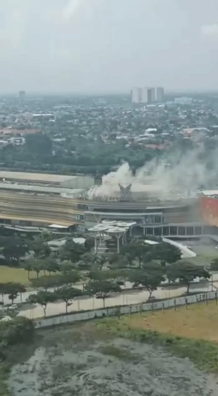 Terlihat Kepulan Asap, Mall @Alamsutera Kebakaran?
