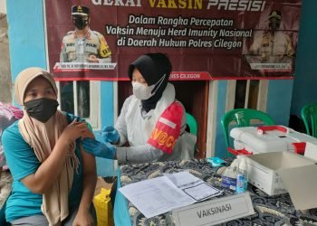 Tim Rev@co Siedokes Polres Cilegon Polda Banten berikan vaksinasi dewasa dan anak.