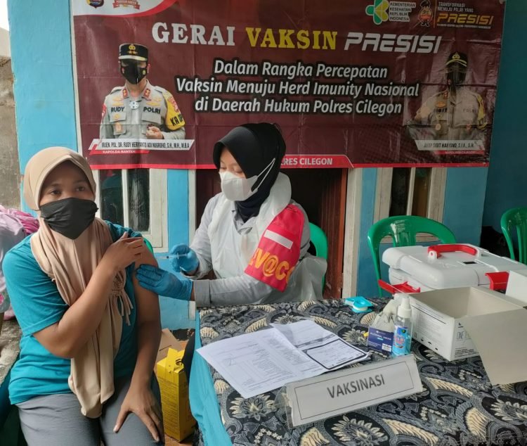 Tim Rev@co Siedokes Polres Cilegon Polda Banten berikan vaksinasi dewasa dan anak.
