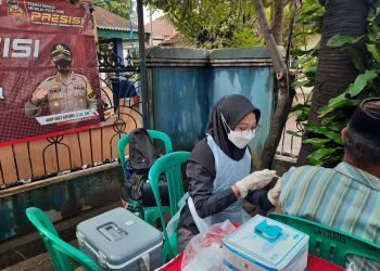 Tim Rev@co Siedokes Polres Cilegon Polda Banten berikan vaksinasi di 2 (dua) kecamatan.