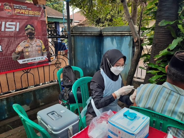 Tim Rev@co Siedokes Polres Cilegon Polda Banten berikan vaksinasi di 2 (dua) kecamatan.