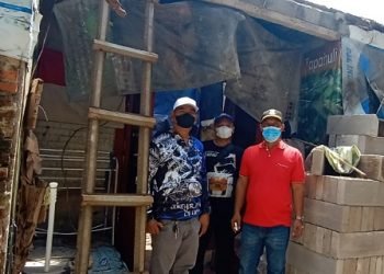 Warga Gotong Royong Perbaiki Rumah Tak Layak Huni