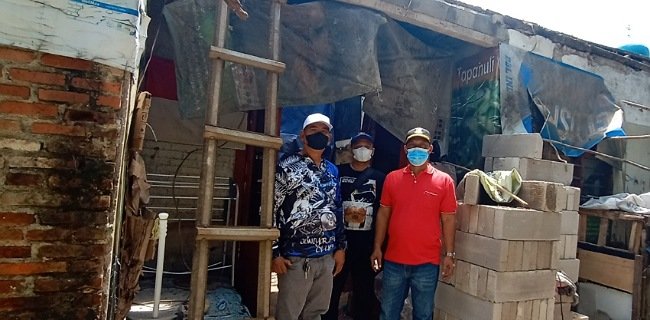 Warga Gotong Royong Perbaiki Rumah Tak Layak Huni