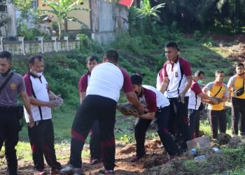 Wujud Kebersamaan, Personil Polres Lebak melaksanakan Kerjabakti Pembangunan Tempat Parkir