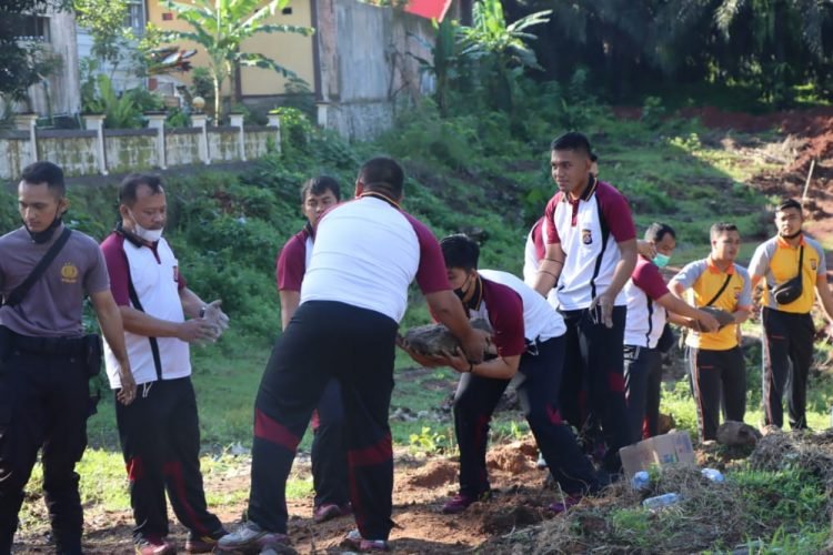 Wujud Kebersamaan, Personil Polres Lebak melaksanakan Kerjabakti Pembangunan Tempat Parkir