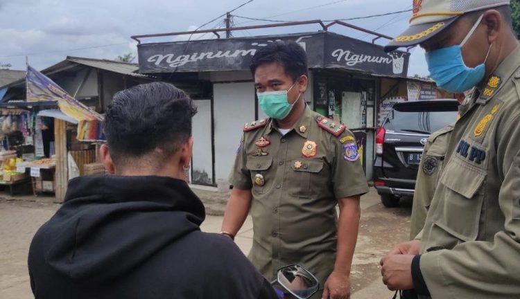 Satpol PP Tangsel Gelar Razia PPKM di Ciputat Timur