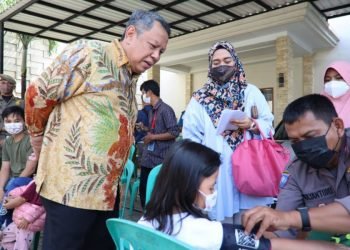 Tinjau Vaksinasi Lansia di Pamulang, Benyamin Davnie Lepas Masker