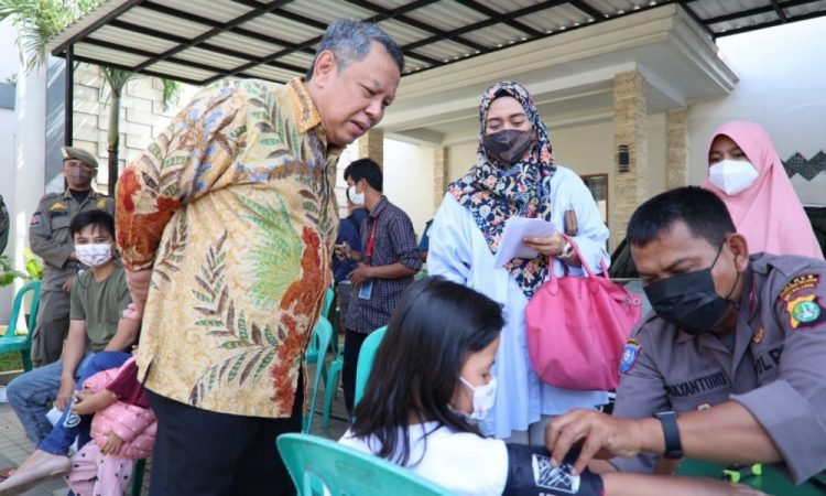 Tinjau Vaksinasi Lansia di Pamulang, Benyamin Davnie Lepas Masker