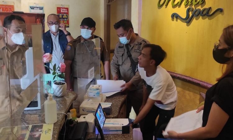 Razia Prokes, Satpol PP Tangsel Sisir Pasar Hingga Spa