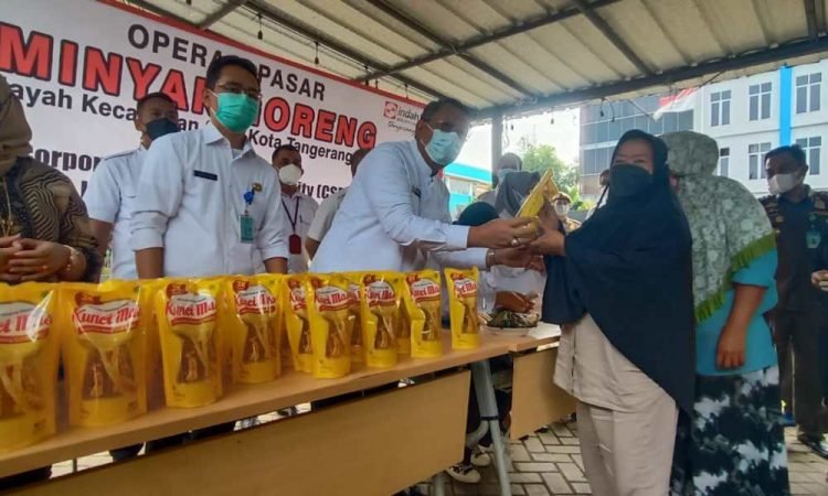 Pemkot Tangsel Bareng Indah Kiat Tangerang Gelar Operasi Pasar Minyak Goreng Serentak di 6 Kecamatan