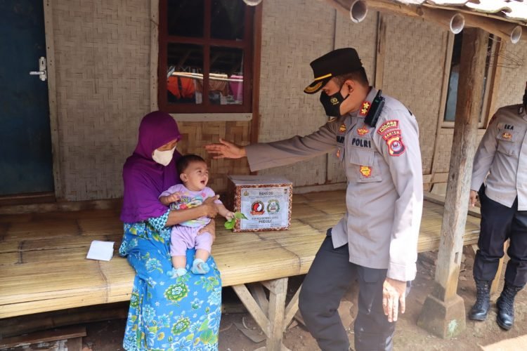Bentuk Kepedulian Kepada Warganya, Kapolres Pandeglang Berikan Sembako