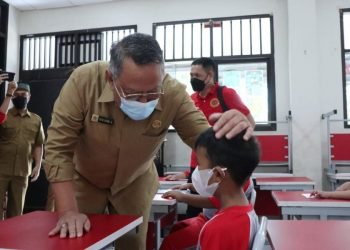 Benyamin Davnie Tinjau Vaksinasi Dosis 2 di SDN Pisangan 02