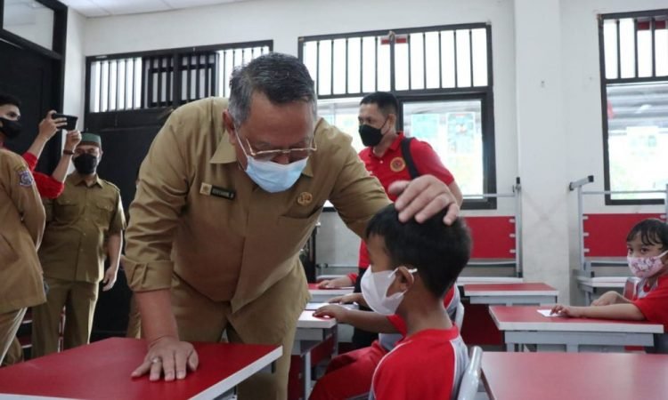 Benyamin Davnie Tinjau Vaksinasi Dosis 2 di SDN Pisangan 02