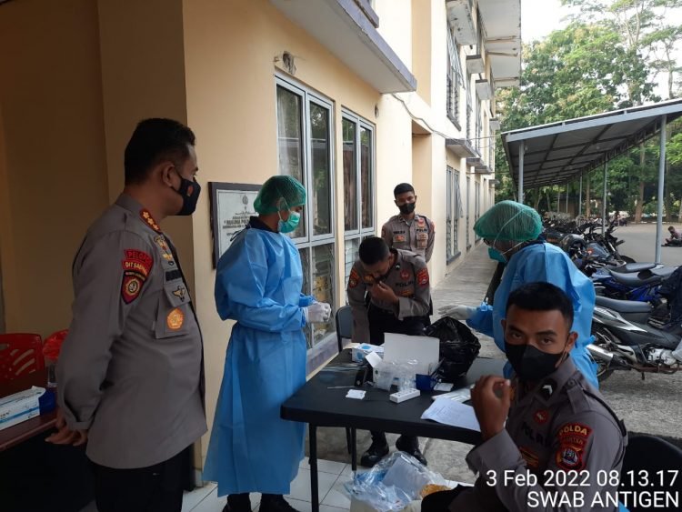 Biddokkes Polda Banten Melaksanakan Pemeriksaan Swab Antigen Covid -19