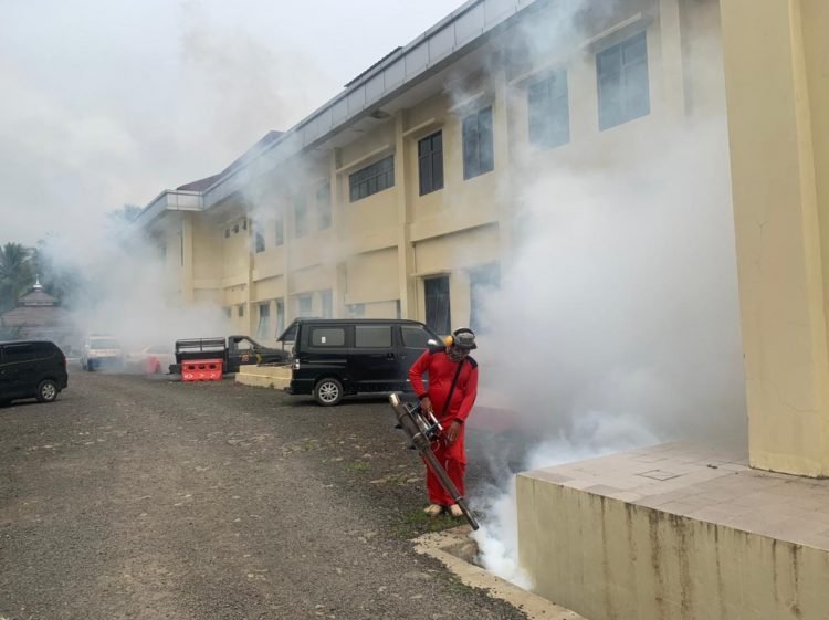 Cegah DBD, Polres Pandeglang Disemprot Fogging