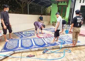 Kantor Kemenag Tangsel Lakukan Penyemprotan Disinfektan