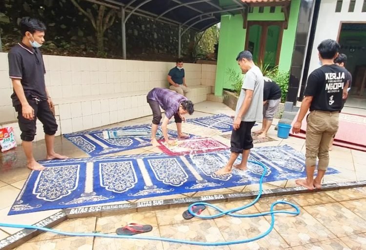 Kantor Kemenag Tangsel Lakukan Penyemprotan Disinfektan