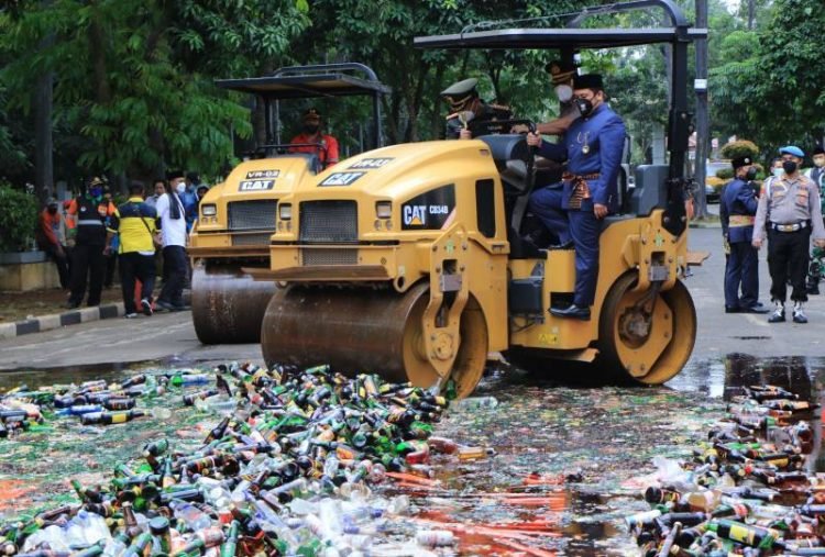 Kurun Setahun, Pemkot Tangerang Musnahkan Ribuan Botol Miras
