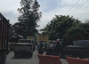 Niatnya Urai Kemacetan, Jalan Daan Mogot Malah Macet Parah 