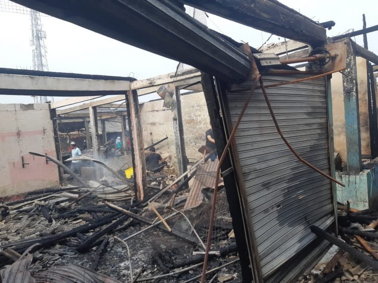 Satu Jam Lebih Petugas Damkar Padamkan Kebakaran Di Pasar Gembong