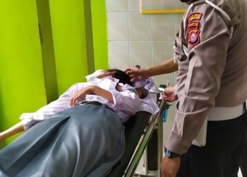 Sigap, Kanit Turjawali Satlantas Polres Pandeglang Tolong Korban Kecelakaan