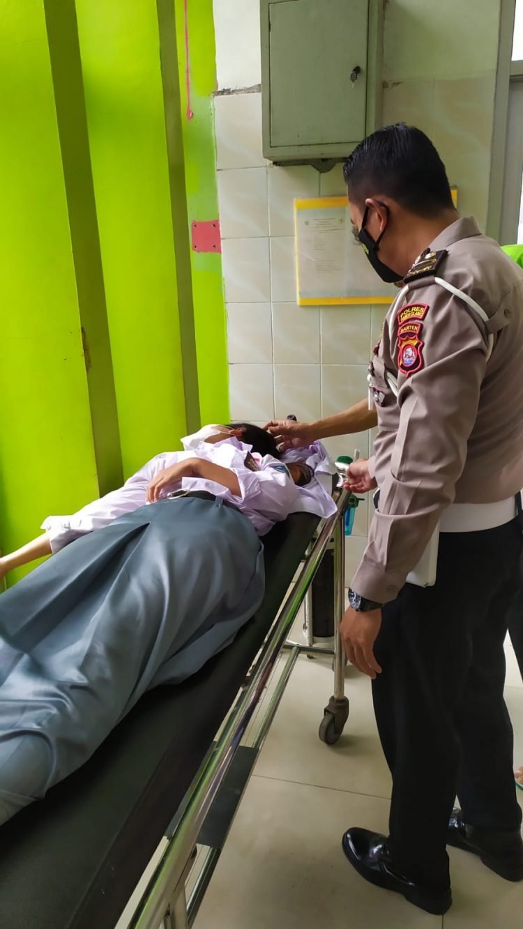 Sigap, Kanit Turjawali Satlantas Polres Pandeglang Tolong Korban Kecelakaan