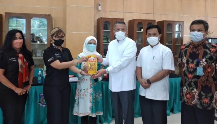 Sinar Mas Land Berikan Minyak Goreng Gratis Bagi Peserta Vaksinasi Lansia di Tangsel