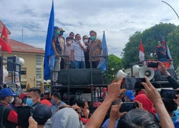 Tolak Aturan Baru JHT, Buruh Tangerang Aksi di Gedung DPRD