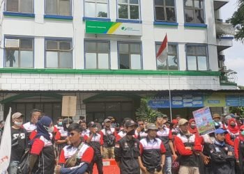 Tolak Aturan JHT, Buruh Tangerang Geruduk Kantor BPJS Ketenagakerjaan Citra Raya