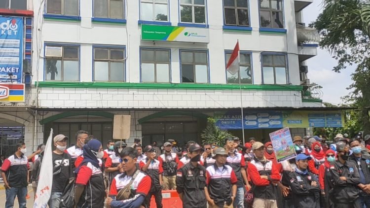 Tolak Aturan JHT, Buruh Tangerang Geruduk Kantor BPJS Ketenagakerjaan Citra Raya