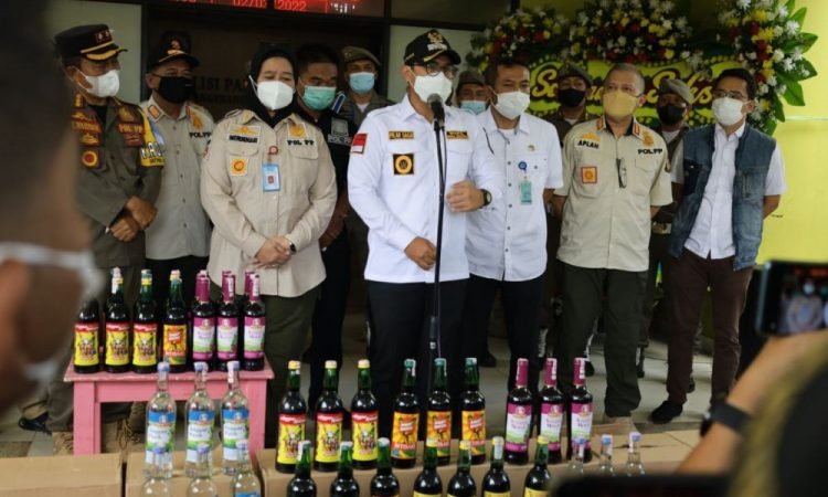 Satpol PP Tangsel Sita Ratusan Karton Minuman Keras di Kecamatan Setu