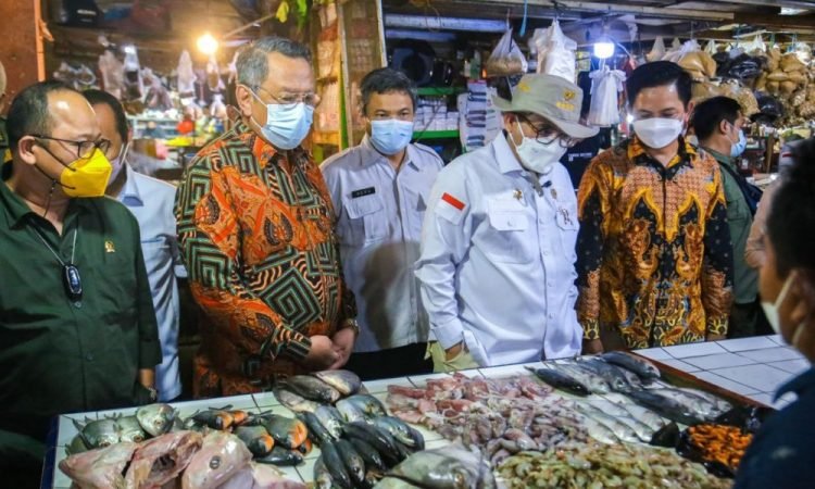 Wali Kota Benyamin Davnie Dampingi Wamentan Harvick Hasnul Qolbi Sidak Pasar Serpong