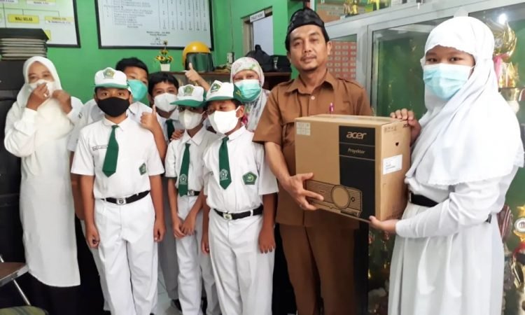 Siswa-siswi MIN 3 Tangsel Berikan Bantuan Rp20.400.000,- Kepada Madrasah Korban Banjir di Kota Serang