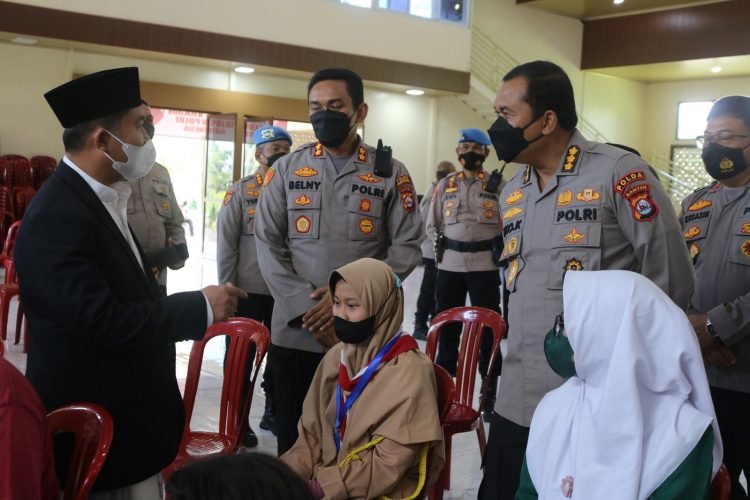 Dukung Herd Immunity Nasional, Irwasda Polda Banten Tinjau Vaksinasi Serentak di Ponpes Al-Mizan 2
