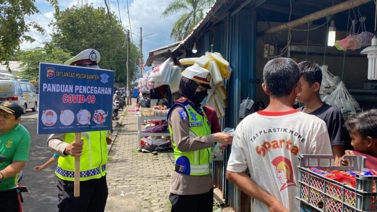 Hari Kelima Ops Keselamatan Maung 2022, DitLantas Polda Banten Bagi Sembako dan Penyuluhan