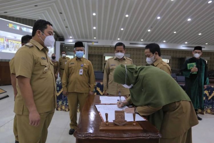 Isi Kekosongan dan Penyegaran, Walikota Arief Lantik Sejumlah Pejabat