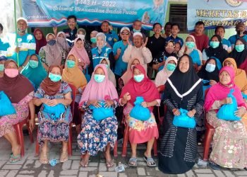 Jelang Ramadan, Komunitas Blue Helmet Tangray Bersama Sarah Azzahra Santuni Janda dan Kaum Dhuafa 