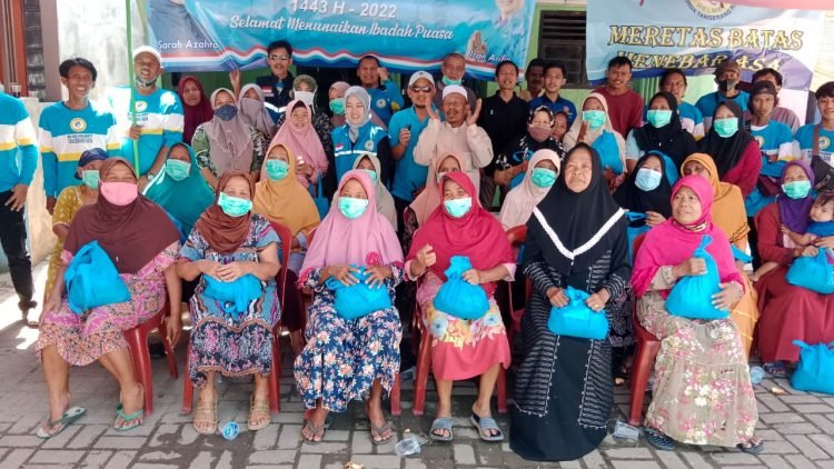 Jelang Ramadan, Komunitas Blue Helmet Tangray Bersama Sarah Azzahra Santuni Janda dan Kaum Dhuafa 