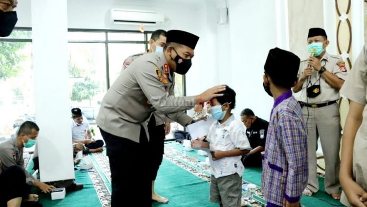 Kapolres Cilegon Memperingati Isra’ Miraj Dilanjutkan Dengan Pemberian Sembako dan Santunan