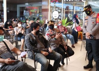 Kapolres Sarly Sollu Tinjau Vaksinasi Booster Polres Tangsel Di Mall Bintaro Plaza
