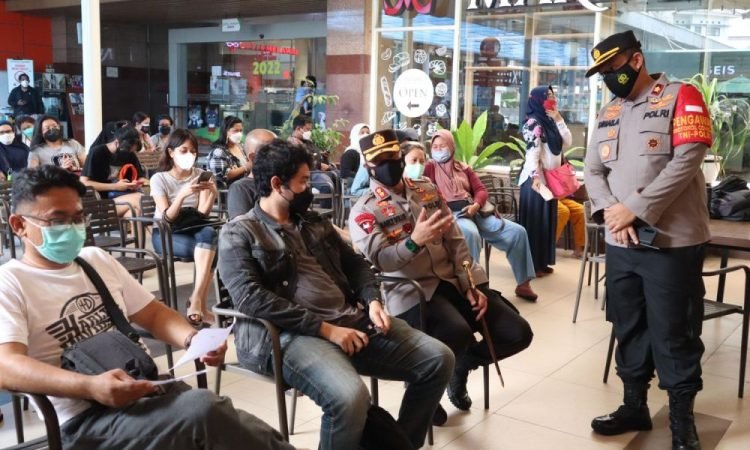 Kapolres Sarly Sollu Tinjau Vaksinasi Booster Polres Tangsel Di Mall Bintaro Plaza