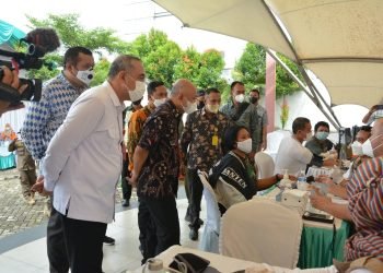 Menteri Koperasi Tinjau Vaksinasi Booster Pelaku UMKM di Cikupa
